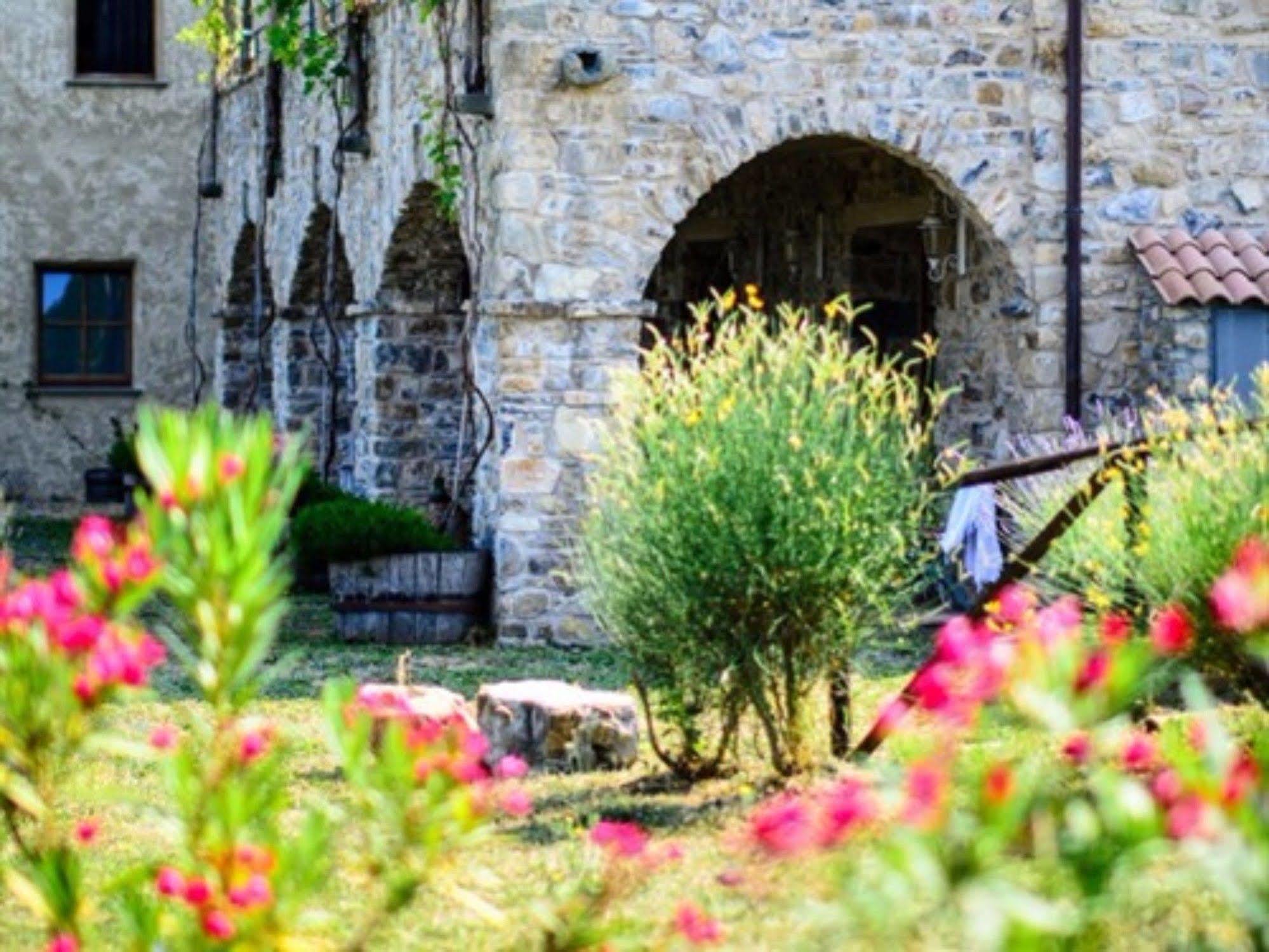 Hotel Podere Conti Filattiera Bagian luar foto