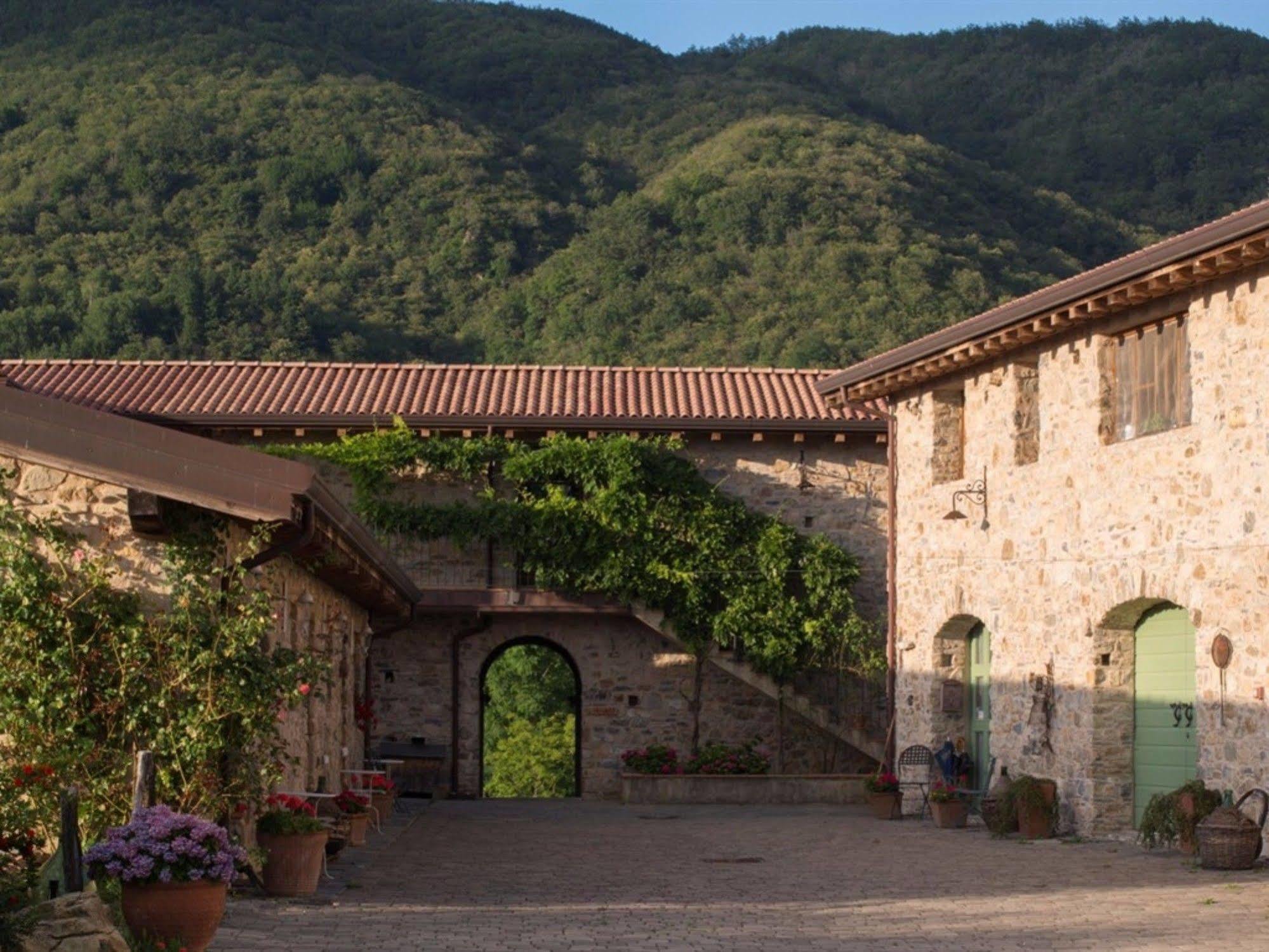 Hotel Podere Conti Filattiera Bagian luar foto