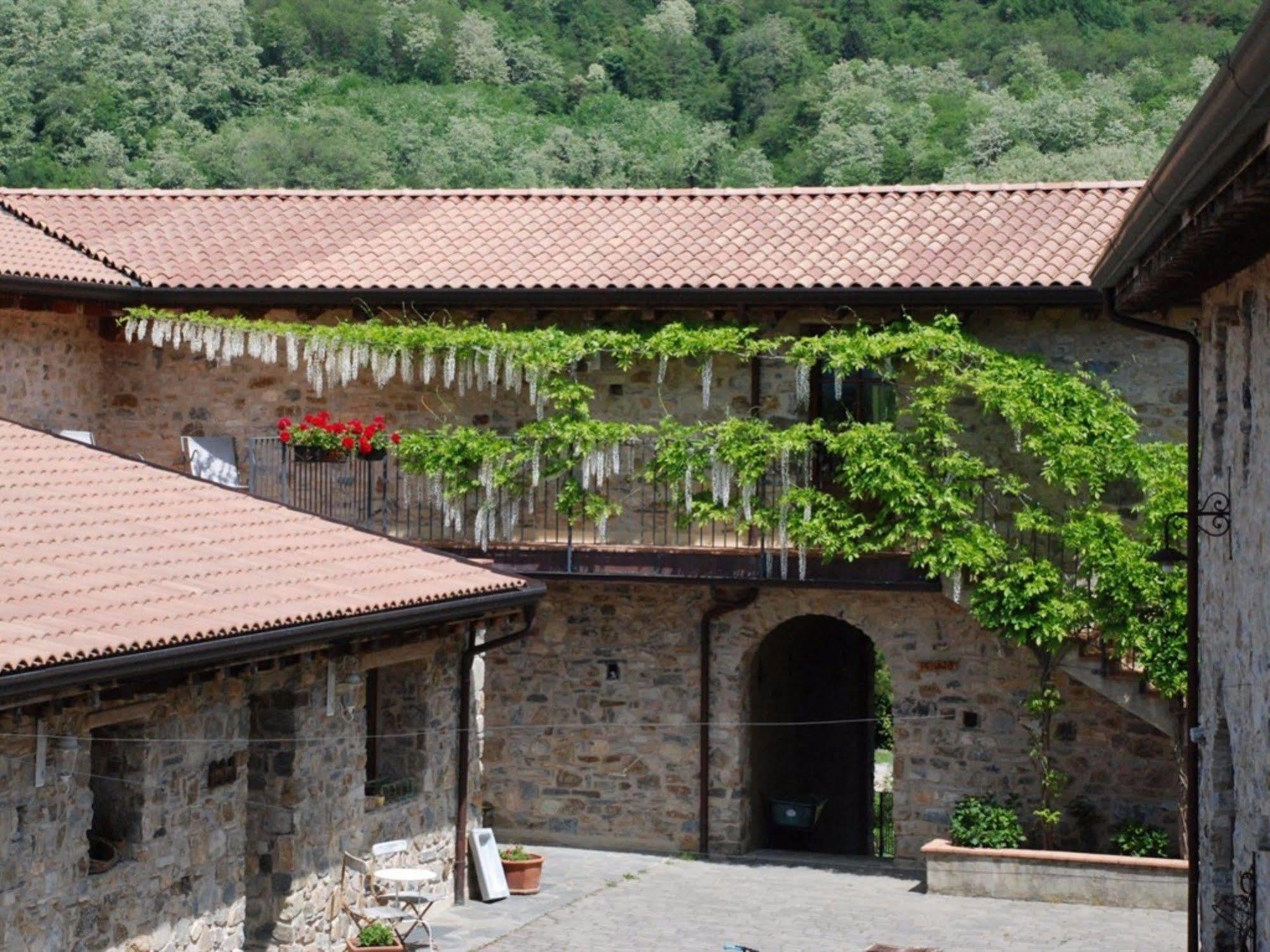Hotel Podere Conti Filattiera Bagian luar foto