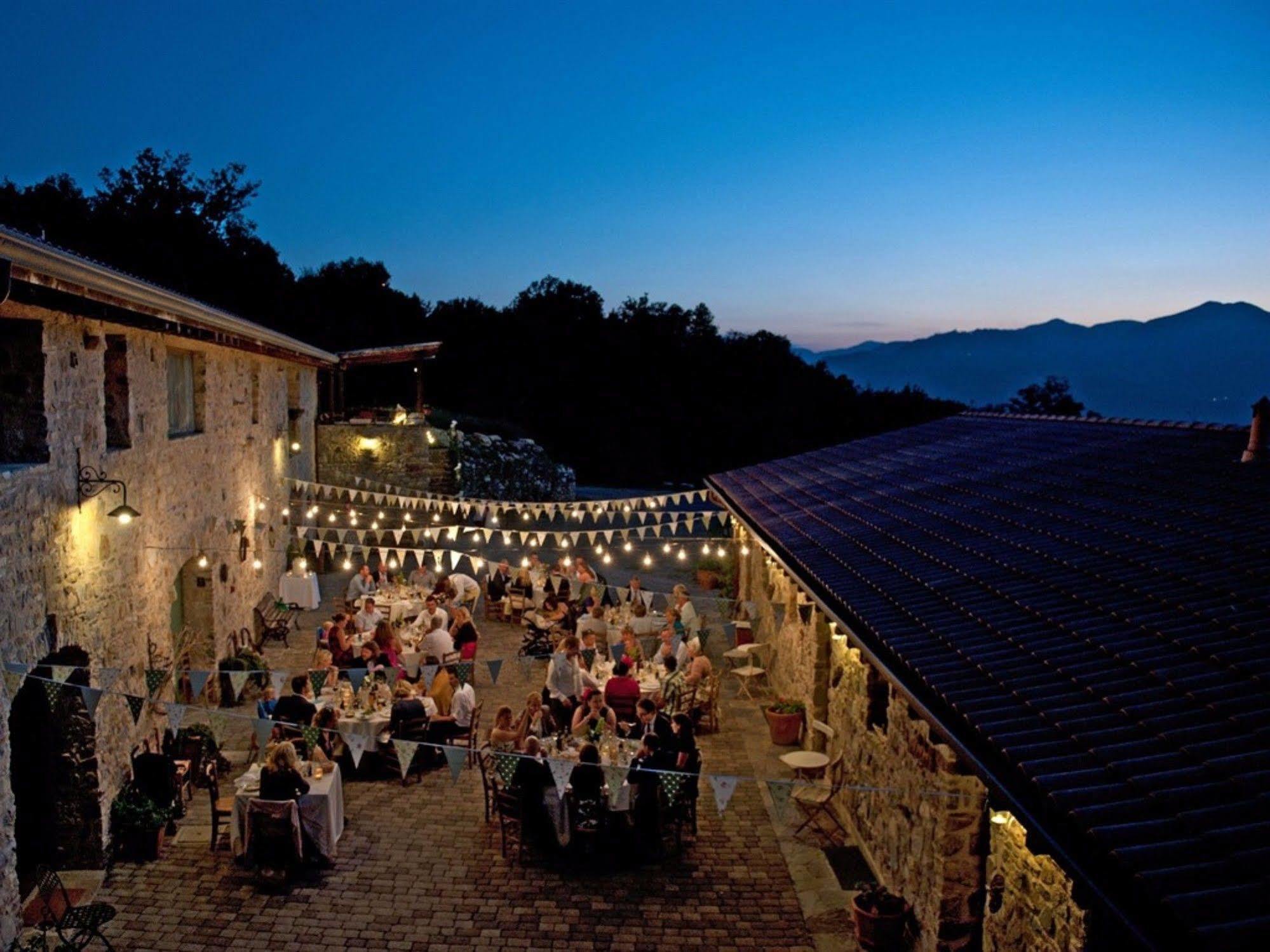 Hotel Podere Conti Filattiera Bagian luar foto